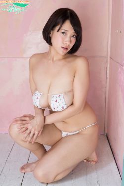 美女裸胸